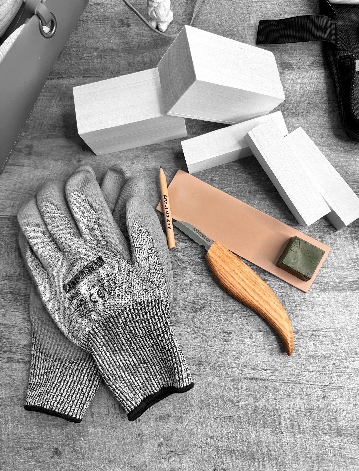 Houtsnijmes met slijpband en slijpmiddel