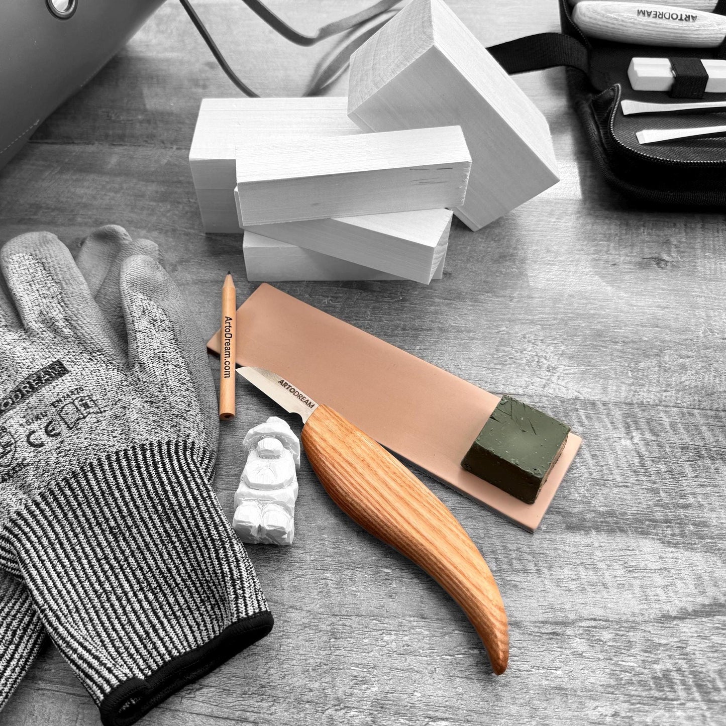 Houtsnijmes met slijpband en slijpmiddel