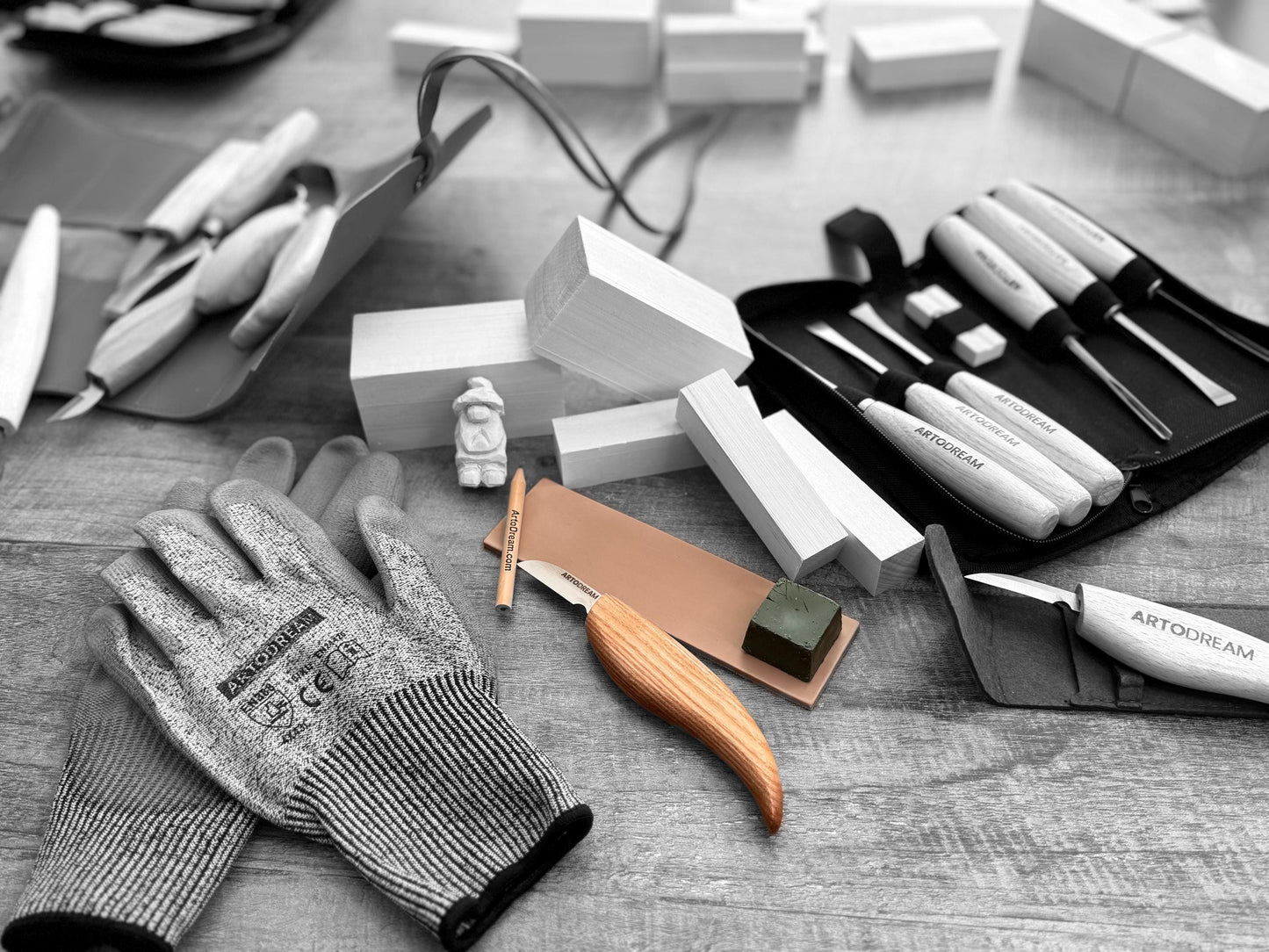 Houtsnijmes met slijpband en slijpmiddel